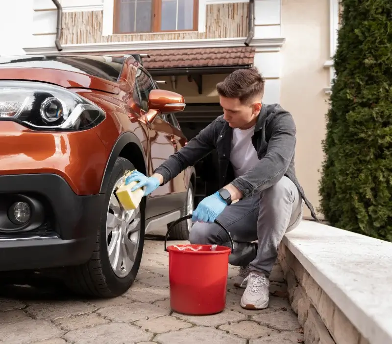 Lavage auto à domicile Alaigne : professionnel intervenant sur un véhicule
